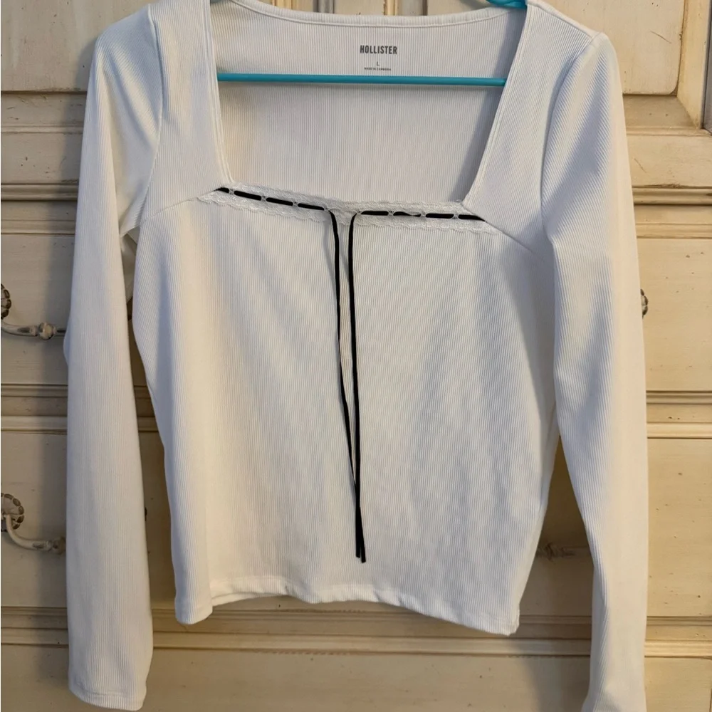 Elegant White Long Sleeve Top with Black Trim - Picture 3 of 6